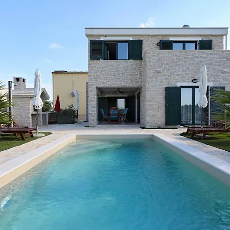 Stella With Heated Swimming Pool