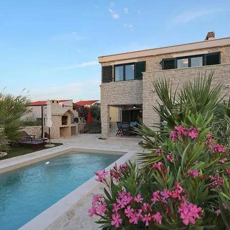 Stella With Heated Swimming Pool *