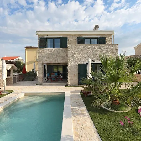 Villa Stella With Heated Swimming Pool