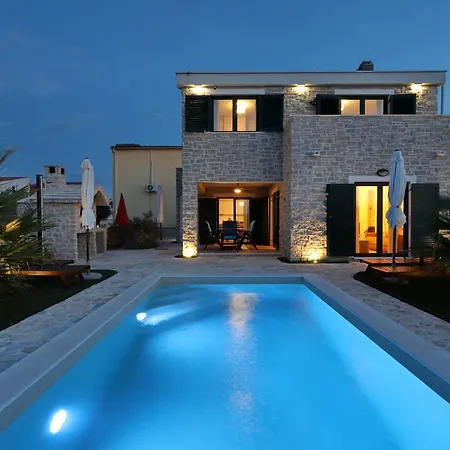 Stella With Heated Swimming Pool 빌라 *