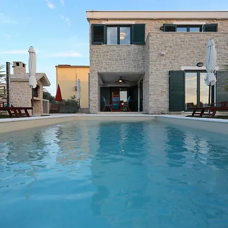 Stella With Heated Swimming Pool 빌라 *