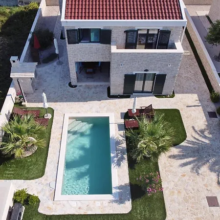 Villa Stella With Heated Swimming Pool