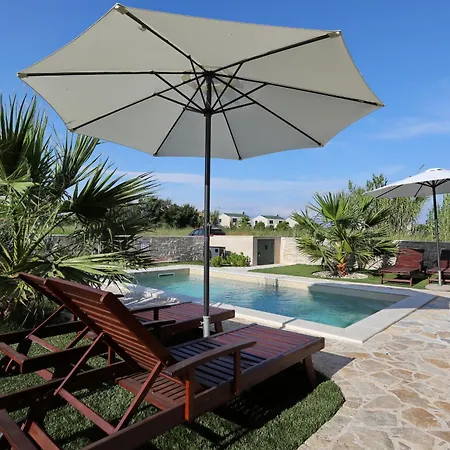 Stella With Heated Swimming Pool *